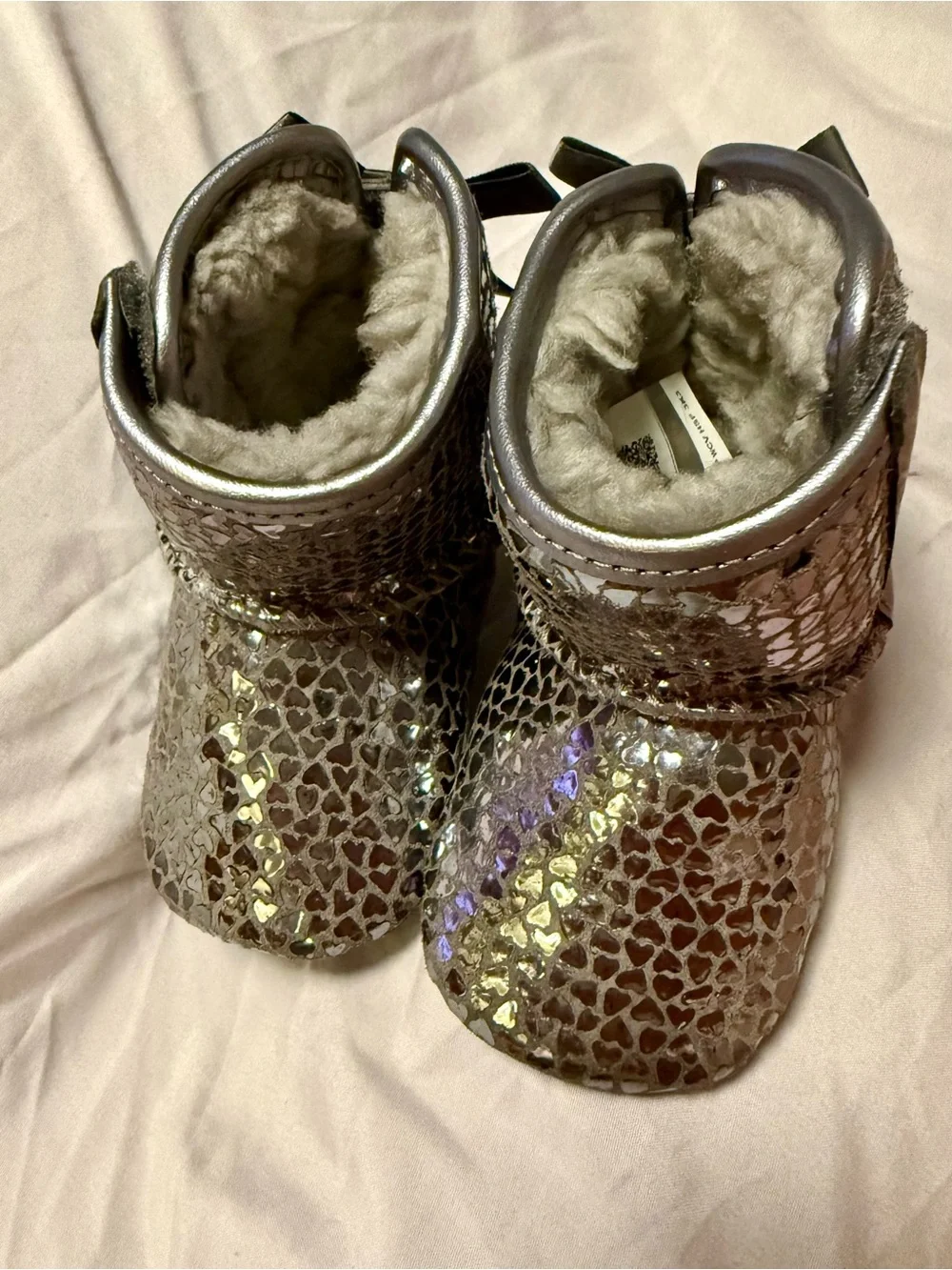 Baby girl silver shimmer hearts UGG LIKE NEW!!!